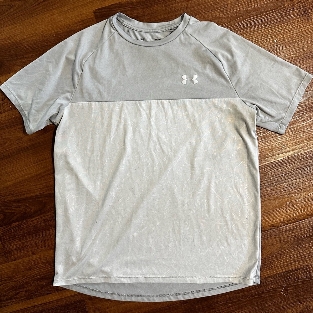 Men’s medium loose UA shirt